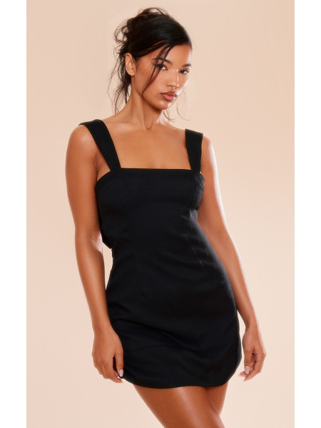 Чорний сорт вирізав плаття з перемикання лука