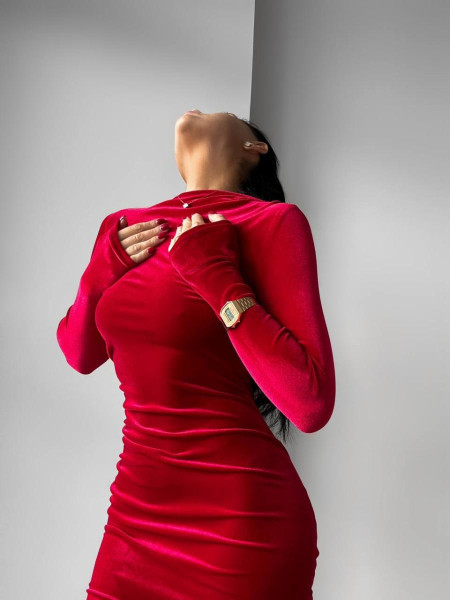 Оксамитова силуетна сукня 