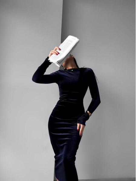 Оксамитова силуетна сукня 