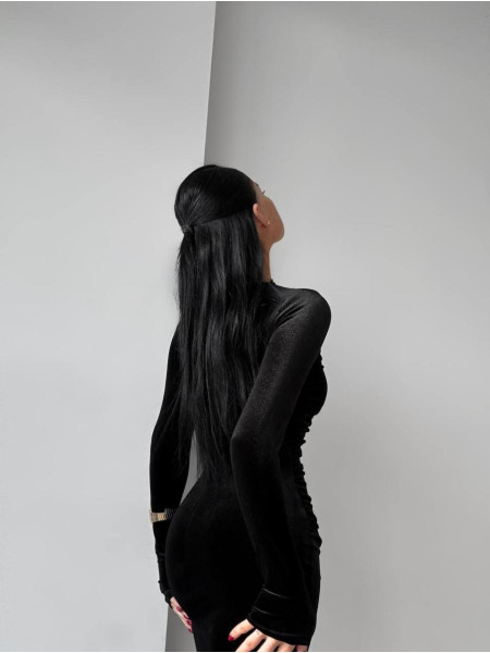 Оксамитова силуетна сукня 