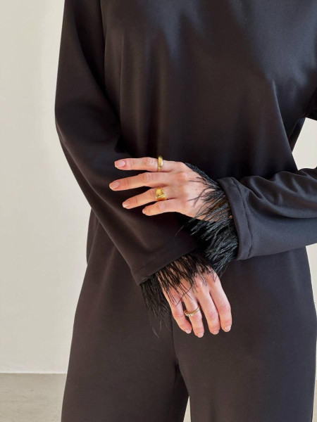 Стильний костюм з пір’ям 