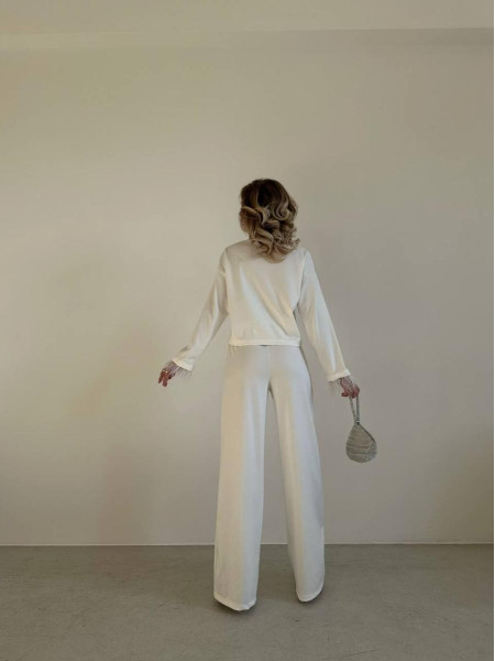 Стильний костюм з пір’ям 