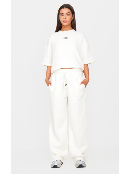 Бігові штани PRETTYLITTLETHING кремового кольору з широкими штанинами середньої посадки