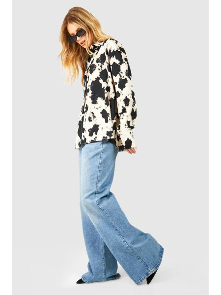 Атласна сорочка з абстрактним принтом