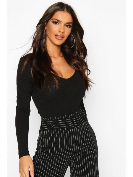 Чорне боді з вирізом у формі серця