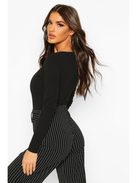 Чорне боді з вирізом у формі серця