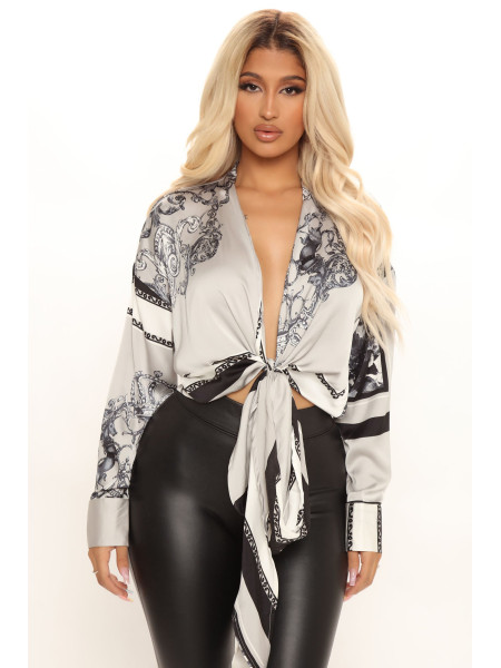 Душа, що квітне: Атласна блуза з принтом