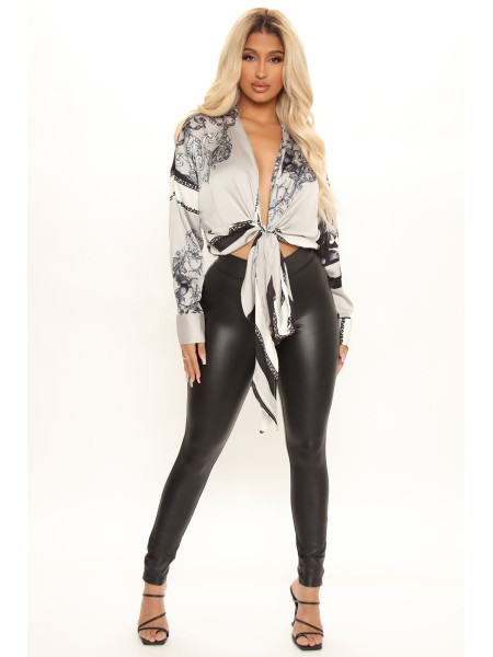 Душа, що квітне: Атласна блуза з принтом