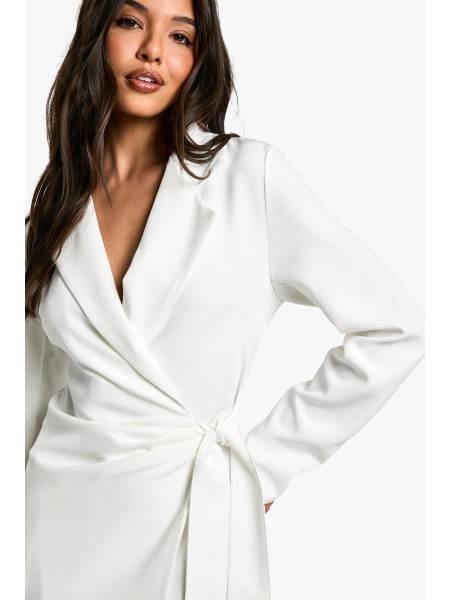 Оберніть драпірування фронтового плаття з блейзера