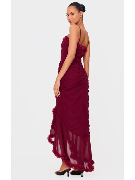 Бордова максі-сукня на ремінцях із рюшами та драпіруванням