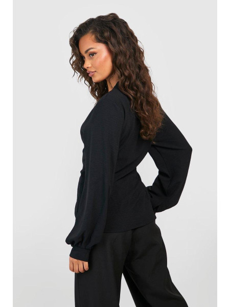 Чорна приталена блуза з об'ємними рукавами