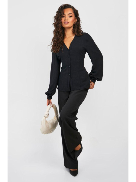 Чорна приталена блуза з об'ємними рукавами