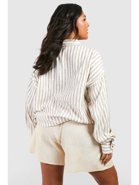 Крім того, універсальна сорочка в смужку великого розміру