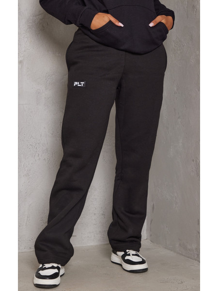 Прямі джоггери PRETTYLITTLETHING з чорними деталями значка