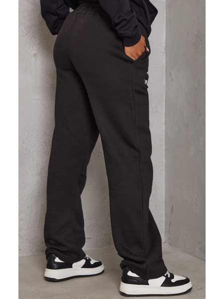 Прямі джоггери PRETTYLITTLETHING з чорними деталями значка