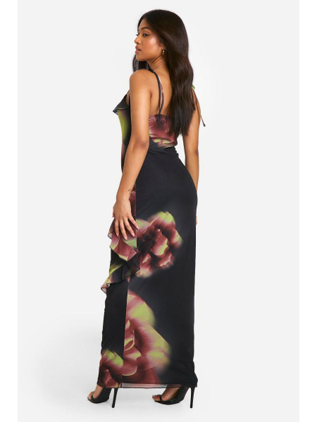 Маленька смілива максі-сукня з квітковими воланами