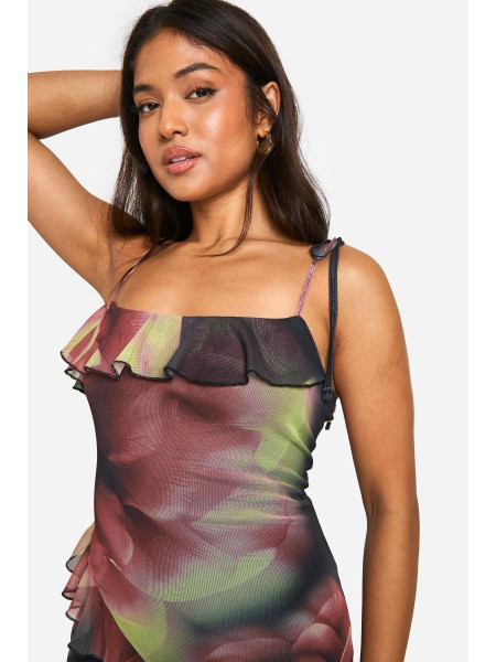 Маленька смілива максі-сукня з квітковими воланами