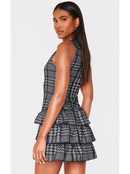 Чорна міні-сукня без рукавів із букле