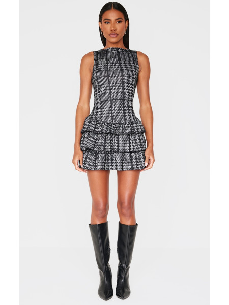 Чорна міні-сукня без рукавів із букле