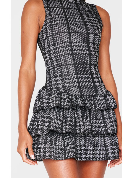 Чорна міні-сукня без рукавів із букле
