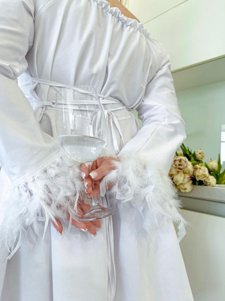 Сукня біла з пірʼям ,1