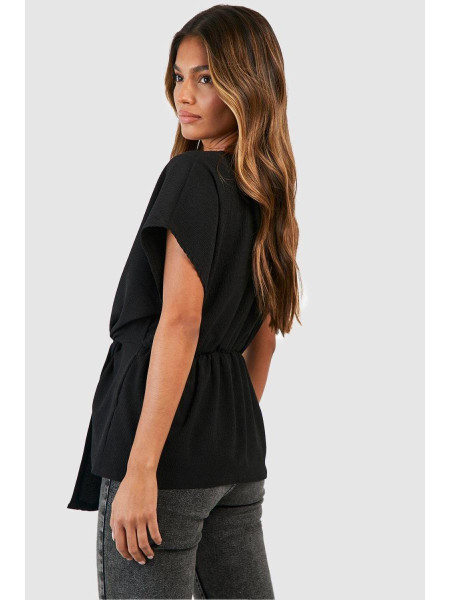 Чорна блузка зі складками