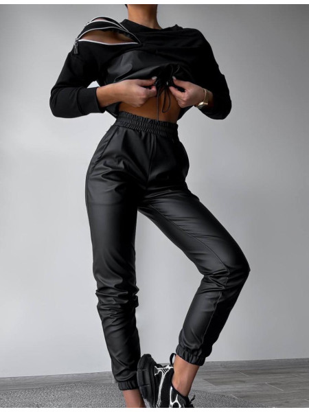 Чорний костюм зі вставками еко-шкіри та змійок 